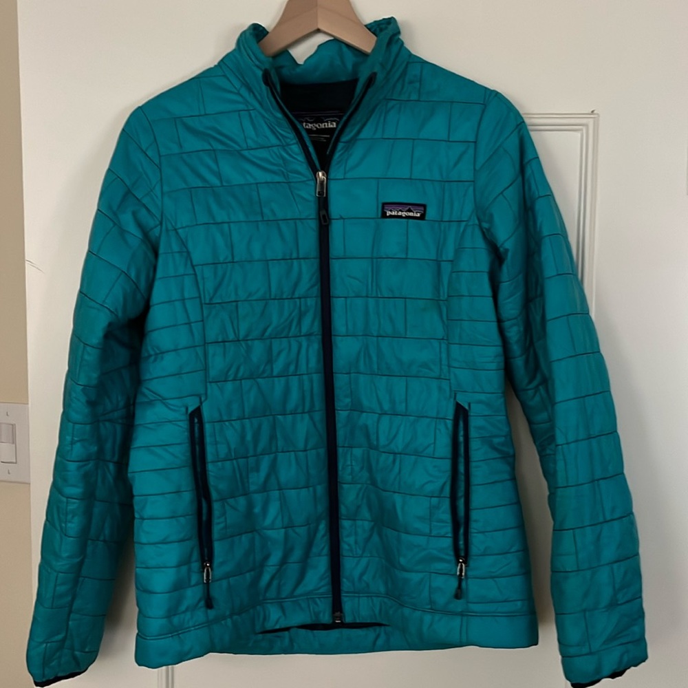 Women’s M Patagonia lightweight puff jacket. Teal with navy blue accents